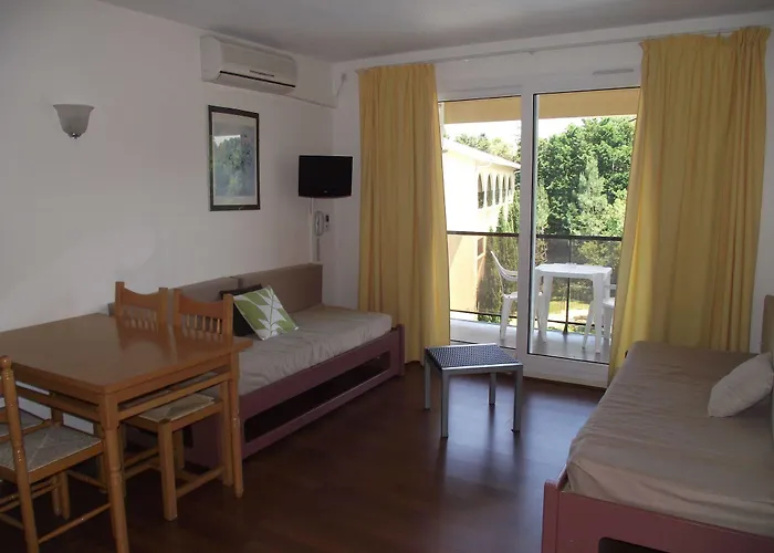 Biarritz-parme 3* אנגלה